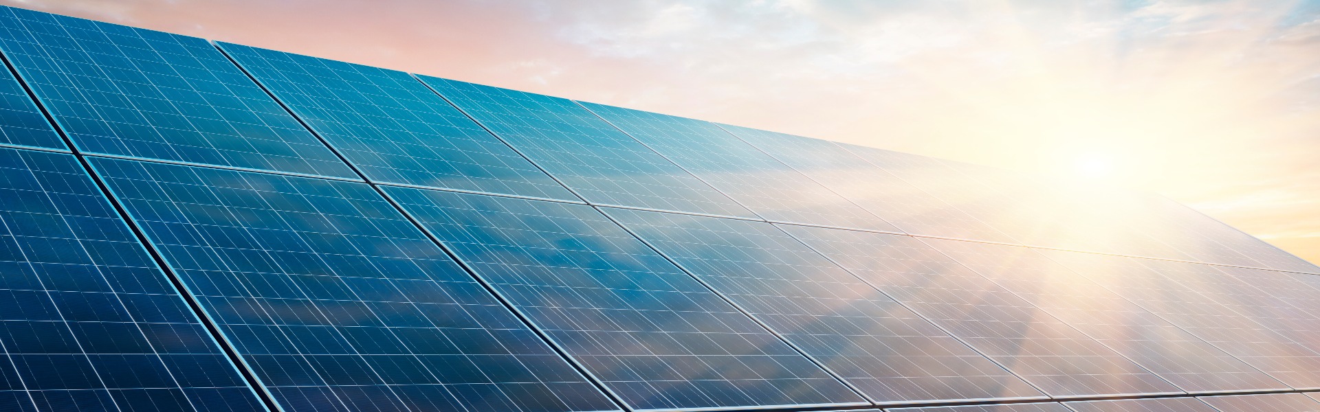 Solarstromanlage bei Sonnenuntergang